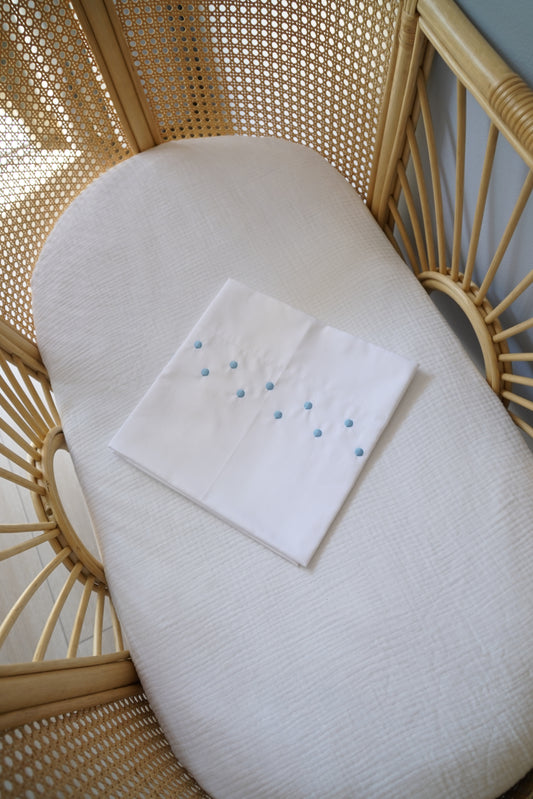 Drap Naissance Brodé Pois Bleu Ciel