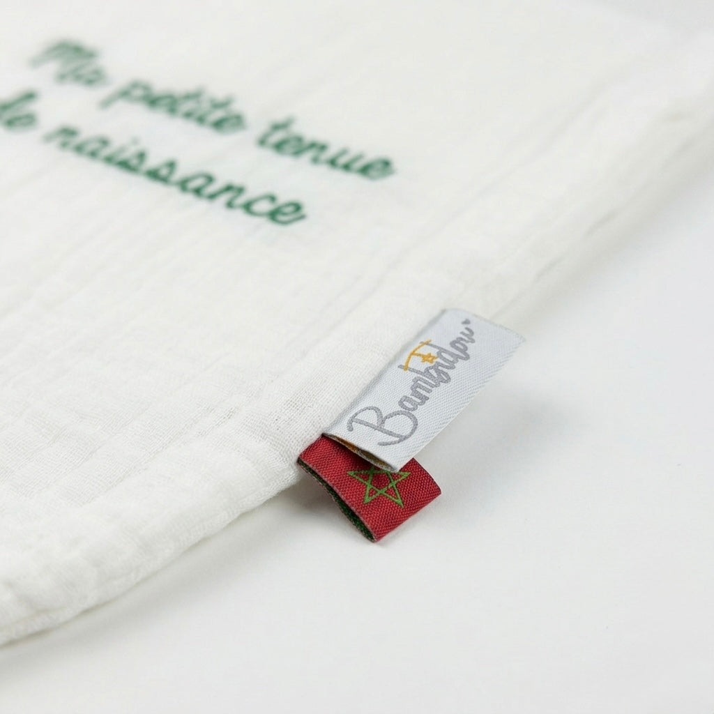 Détail étiquette Bambidou et drapeau du Maroc brodé sur gaze de coton blanche.