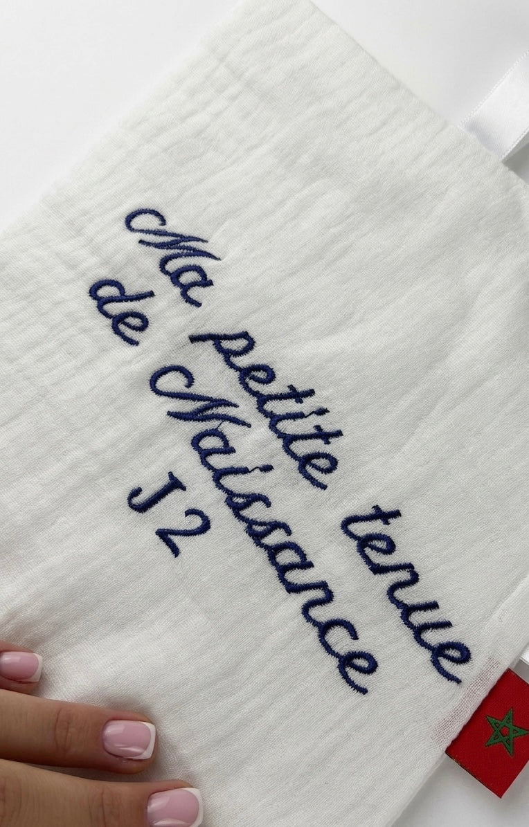 Pochette de naissance J2 Bambidou en gaze de coton blanche, broderie bleue.