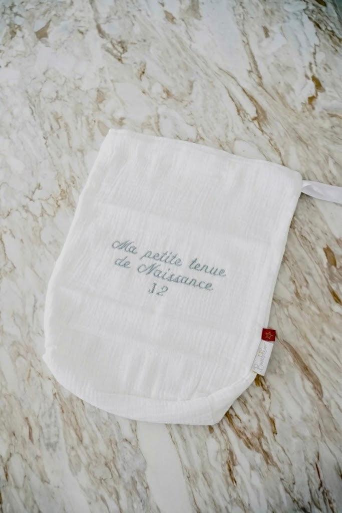Pochette de naissance J2 Bambidou en gaze de coton blanche, broderie verte.
