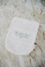 Pochette de naissance J2 Bambidou en gaze de coton blanche, broderie verte.